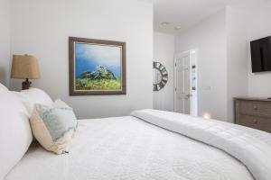Ένα ή περισσότερα κρεβάτια σε δωμάτιο στο Luxury Semi-Oceanfront Escape with Private Pool