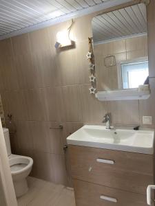 Et badeværelse på Azul And The Blue Maisonette + 17 billeder