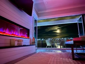 Habitación con chimenea, sillas y mesa. en The C House - 3 Story, en Flagler Beach