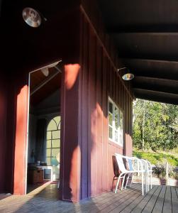 eine Veranda eines Hauses mit zwei Stühlen darauf in der Unterkunft Rancho Campestre CDG in Rio Negrinho