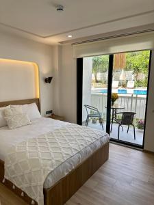 Postel nebo postele na pokoji v ubytování Oregano Suites Side