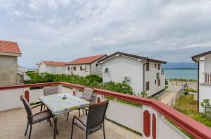 un patio con tavolo e sedie su un balcone di Apartment Kipson a Nin