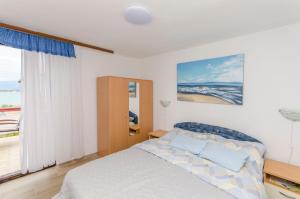 una camera da letto con un letto e una grande finestra di Apartment Kipson a Nin