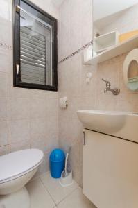 un bagno con un water e un lavandino di Apartment Kipson a Nin Altre 12 foto