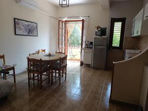 a kitchen and dining room with a table and chairs at Residence Piazzetta a Mare in Sellia Marina