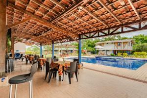 Bazén v ubytování Finca Hotel San Cristobal Quindio nebo v jeho okolí