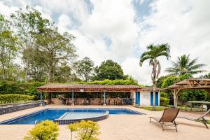 Bazén v ubytování Finca Hotel San Cristobal Quindio nebo v jeho okolí