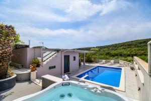 Piscina de la sau aproape de Villa Fermaj