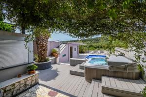 Piscina de la sau aproape de Villa Fermaj