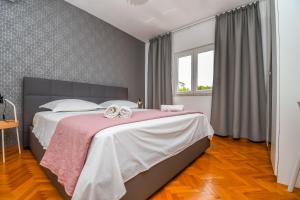 Un pat sau paturi într-o cameră la Villa Fermaj +27 fotografii