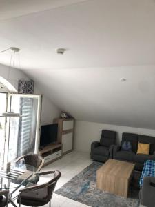 Televisyen dan/atau pusat hiburan di Bright attic apartment near Augsburg