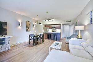 Η κουζίνα ή μικρή κουζίνα στο Luxury 2BR King Condo with Pool & Spa Access