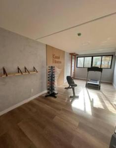 an empty room with a chair and a treadmill at Flat Carneiros Tamandaré Kauai beach in Tamandaré