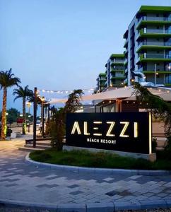 un cartel frente a un complejo de playa en Alezzi Beach resort Azure, en Mamaia Nord – Năvodari