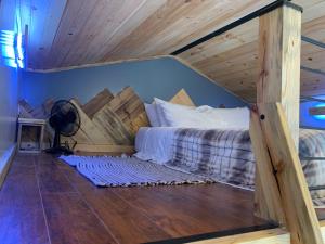 Postel nebo postele na pokoji v ubytování Off-Grid High Noon Cabin in the Woods