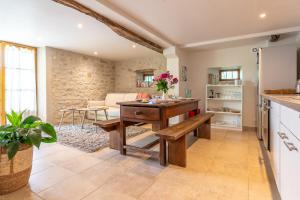 Η κουζίνα ή μικρή κουζίνα στο Le Domaine Sainte Raffine, piscine, charme et insolite