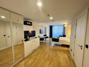 una habitación de hotel con una cama y un escritorio en Feel Batumi Apart Hotel, en Batumi