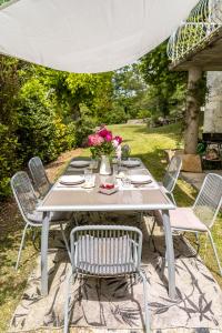 Κήπος έξω από το Le Domaine Sainte Raffine, piscine, charme et insolite