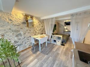 Kuchyň nebo kuchyňský kout v ubytování La Grotte Provençale à Sisteron