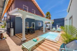 パーム・イーグル・ビーチにあるCasa Sol Stylish 4 BR Villa with Private Poolの裏庭(スイミングプール、家あり)