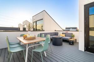 a patio with a table and chairs on a balcony at The Conway by AvantStay Modern Comfort Near Downtown Nashville in Nashville