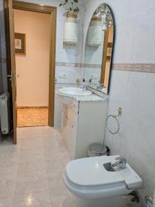 Ένα μπάνιο στο Piso acogedor, junto al Ayuntamiento