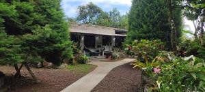 圣克里斯托瓦尔Quinta Cypress - Jardín, Wi-Fi- & BBQ - Eventos y Fiestas Privadas的前面有小路的房子