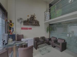 Super Hotel O RK's Regency Near Navale Hospital Back Gate的休息区