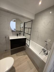 Koupelna v ubytování Loni