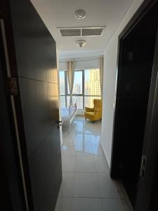 ein Flur mit einer Tür, die zu einem Wohnzimmer führt in der Unterkunft Happy homes in Sabkhah