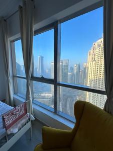 Zimmer mit einem Fenster und Stadtblick in der Unterkunft Happy homes in Sabkhah