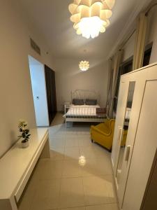 ein Wohnzimmer mit einem Bett und einer gelben Couch in der Unterkunft Happy homes in Sabkhah