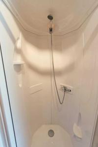 un piccolo bagno con servizi igienici e doccia di Camping 5 étoiles - Piscine - eeceff a Le Bourg-dʼOisans Altre 42 foto