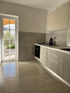 Η κουζίνα ή μικρή κουζίνα στο Apartments REM +32 φωτογραφίες