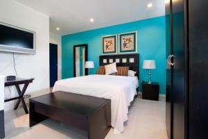 Säng eller sängar i ett rum på Hotel Normandie Limited