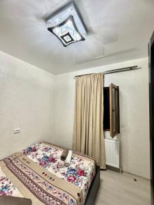 Un dormitorio con una cama y una claraboya. en gorgasali house, en Tiflis