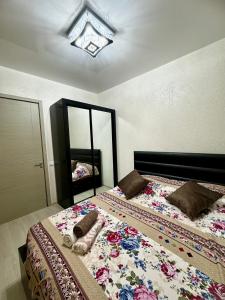 Un dormitorio con una cama grande con un espejo grande. en gorgasali house, en Tiflis