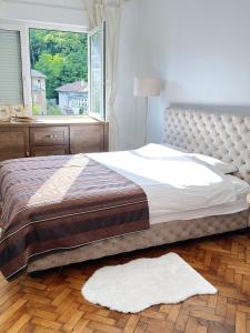 A bed or beds in a room at Cozy with parking