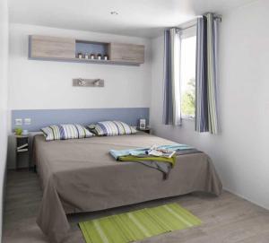 En eller flere senge i et værelse på Camping 3 étoiles - Piscine - efb0gh + 91 billeder