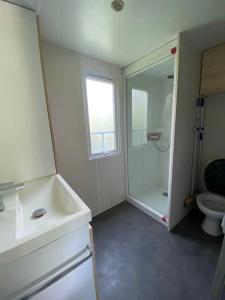 Baðherbergi á Camping 2 étoiles - ccbabhg