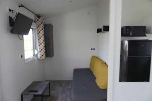Μια τηλεόραση ή/και κέντρο ψυχαγωγίας στο Camping 4 étoiles - Piscine - cca0chh
