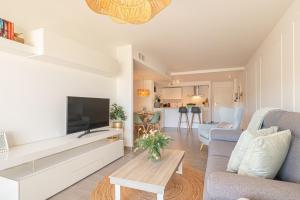 Telewizja i/lub zestaw kina domowego w obiekcie Luxury La Cala With Pool - Happy Rentals