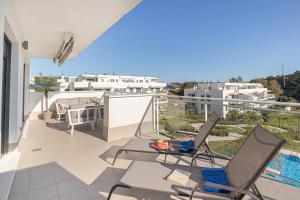 Balkon lub taras w obiekcie Luxury La Cala With Pool - Happy Rentals