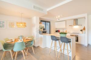 kuchnia i jadalnia ze stołem i krzesłami w obiekcie Luxury La Cala With Pool - Happy Rentals w mieście Mijas Costa