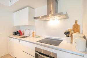 Kuchnia lub aneks kuchenny w obiekcie Luxury La Cala With Pool - Happy Rentals