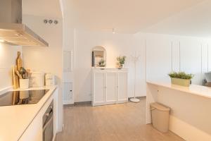 Kuchnia lub aneks kuchenny w obiekcie Luxury La Cala With Pool - Happy Rentals