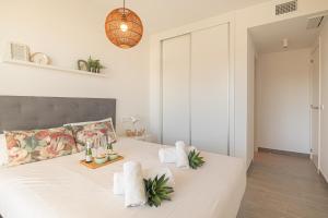 Łóżko lub łóżka w pokoju w obiekcie Luxury La Cala With Pool - Happy Rentals