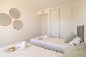 Łóżko lub łóżka w pokoju w obiekcie Luxury La Cala With Pool - Happy Rentals