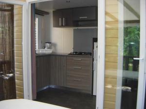 een keuken met een aanrecht en een koelkast bij Camping 4 étoiles - Piscine - ccb0dhf in Saint-Denis +43 foto's