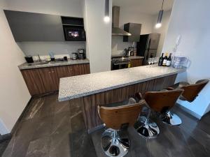 Una cocina o zona de cocina en Luxury, security, infinity pool, view, centric